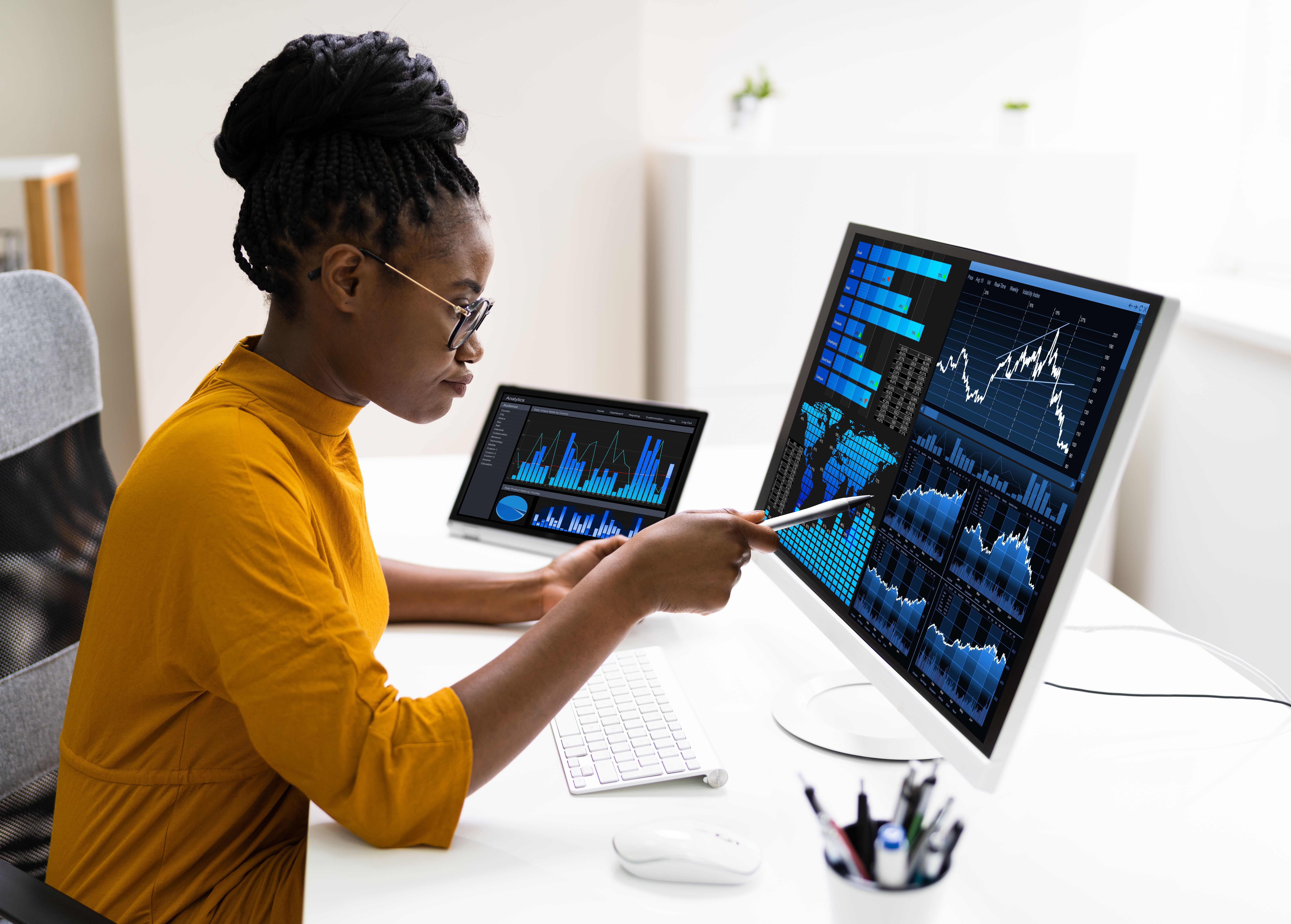 woman-looking-at-data-on-computer image